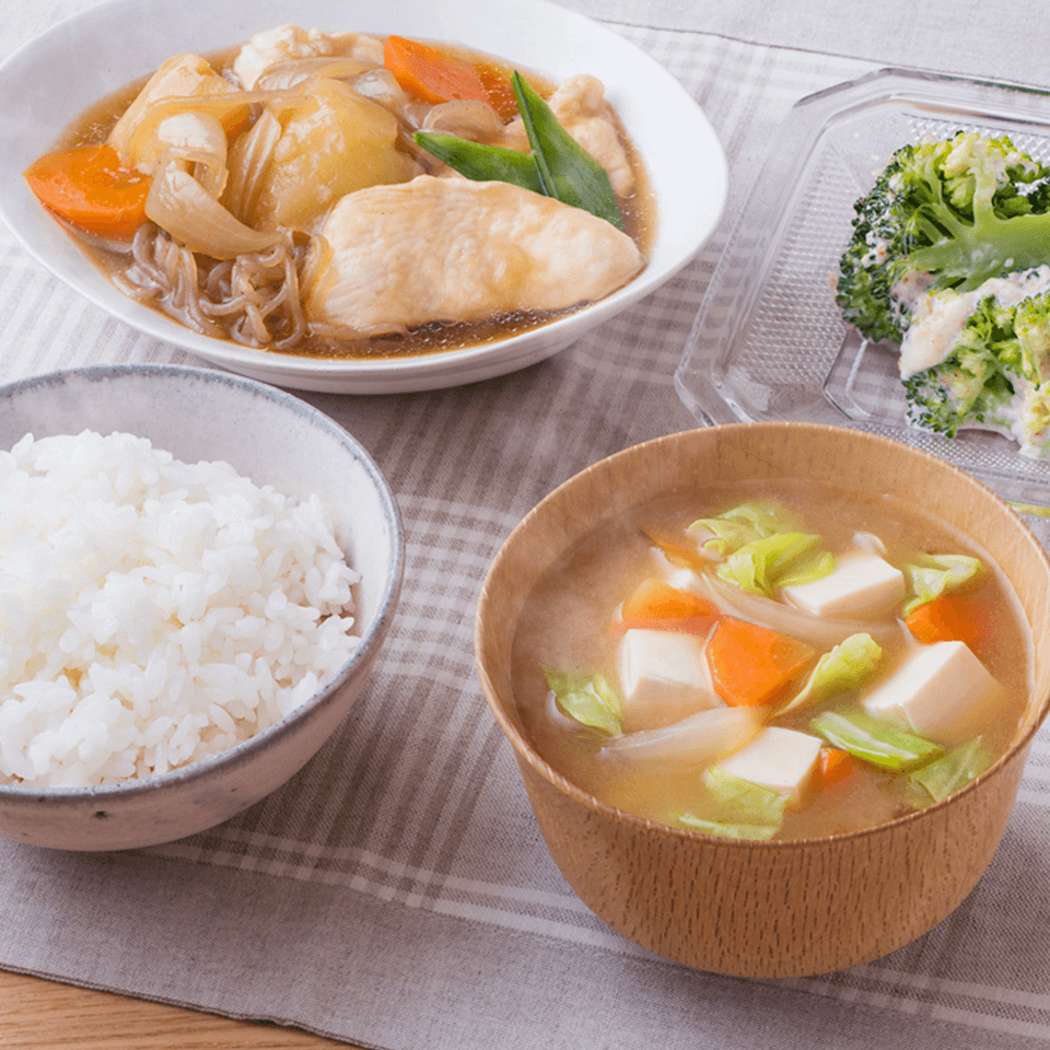 鶏むね肉のとろみ肉じゃが献立 キャベツと豆腐のみそ汁(味噌汁)