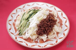 幅広うどんのジャージャー麺