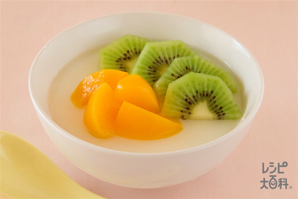 フルーツのせ杏仁豆腐(牛乳+キウイを使ったレシピ)
