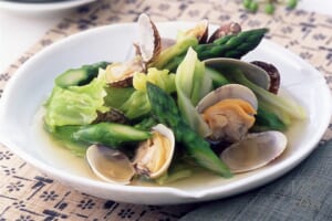 グリーンアスパラとキャベツ・あさりの煮びたし