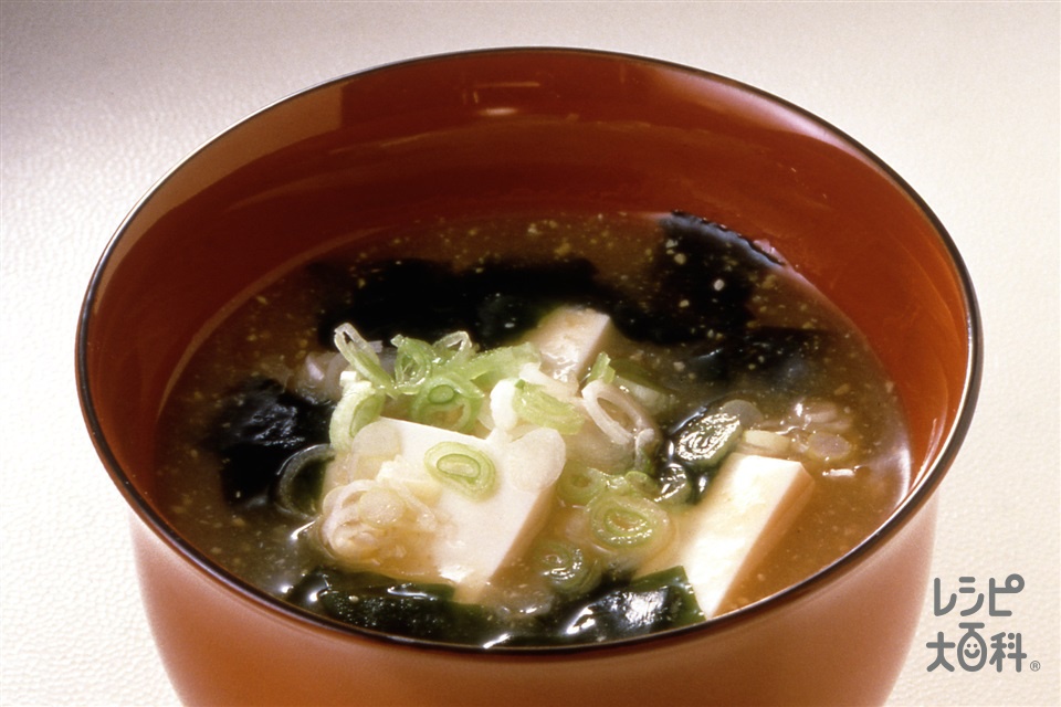豆腐とわかめのみそ汁(絹ごし豆腐+もどしたわかめを使ったレシピ)