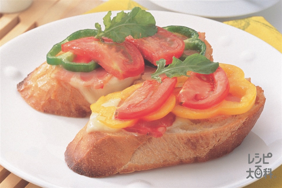 トマトとカラーピーマンとベーコン チーズのトーストのレシピ 作り方 味の素パーク の料理 レシピサイト レシピ大百科 フランスパンやスライスチーズ を使った料理