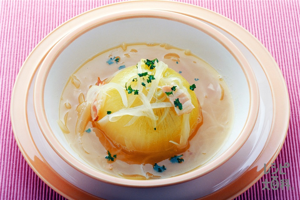 丸ごとオニオンスープ(玉ねぎ+ベーコンを使ったレシピ)