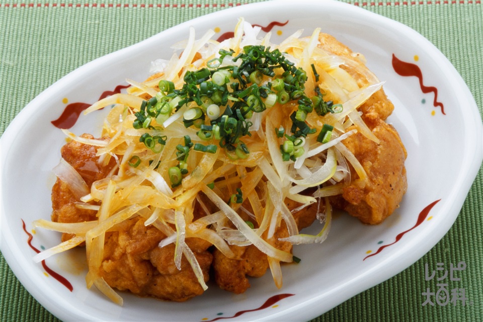 鶏肉のから揚げ スライスオニオンのせ(玉ねぎ+小ねぎの小口切りを使ったレシピ)