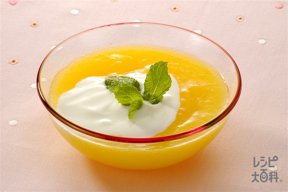 オレンジゼリー ヨーグルトソース添え(オレンジジュース+プレーンヨーグルトを使ったレシピ)
