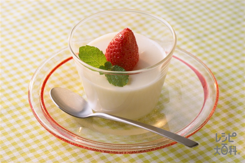 いちごのせミルクゼリー(牛乳+グラニュー糖を使ったレシピ)