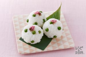 桜とグリンピースの手まりご飯