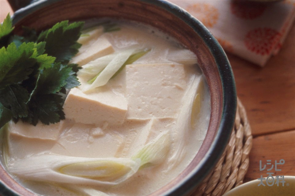 豆腐とねぎの豆乳鍋(絹ごし豆腐+豆乳を使ったレシピ)