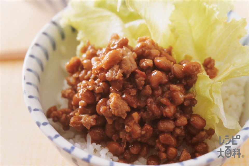 納豆とひき肉のパラパラ炒め丼(温かいご飯+レタスを使ったレシピ)