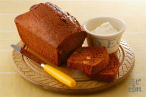 ジンジャーブレット シナモン風味の生クリーム添え
