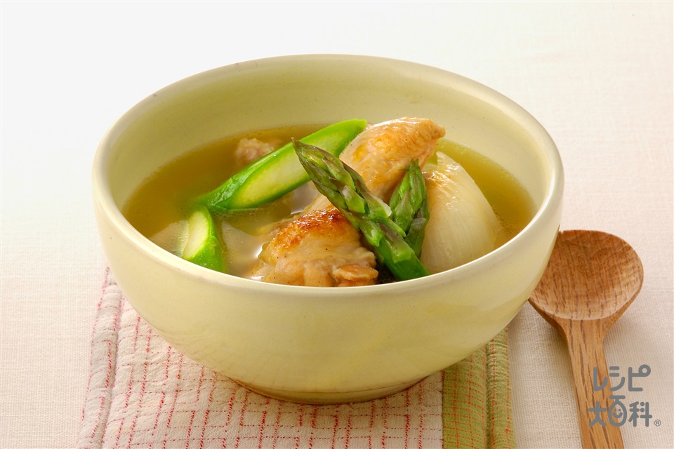 鶏肉とグリーンアスパラのコンソメスープ(鶏手羽元+玉ねぎを使ったレシピ)