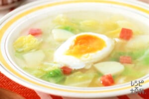 半熟卵と彩り野菜のスープ