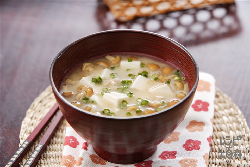 なめこ入り納豆汁の献立 副菜 主食 豚肉と夏野菜のロコモコ丼 副菜 わかめときゅうりの梅あえ 献立 メニュー 味の素パーク たべる楽しさを もっと