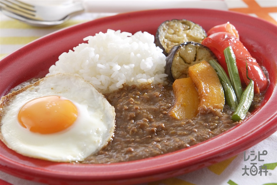 夏野菜と目玉焼きのキーマカレー(玉ねぎ+ご飯を使ったレシピ)