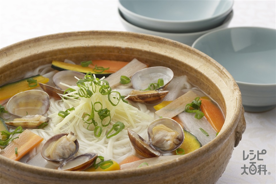 蔬菜蛤仔麺（あさりとごぼうの煮込みうどん）(干しうどん+あさり（殻つき）を使ったレシピ)