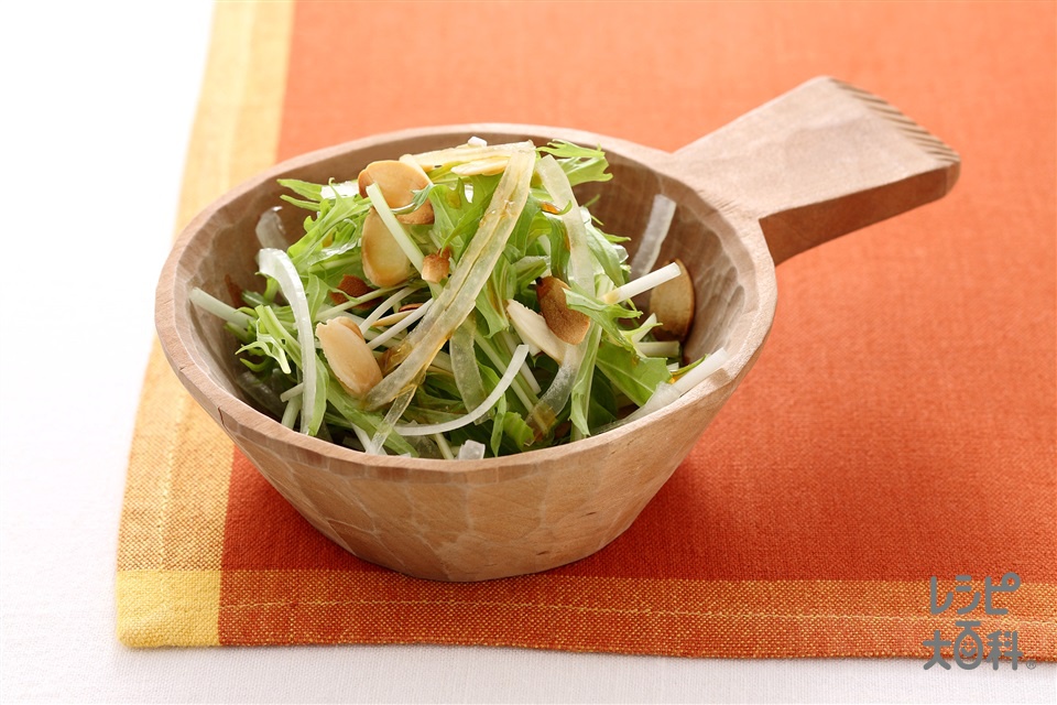 水菜とカリカリアーモンドのサラダ　(水菜+玉ねぎを使ったレシピ)