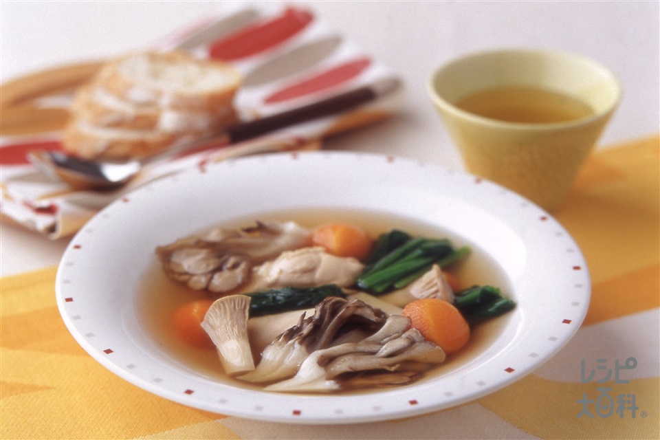きのこと冬野菜のヘルシーコンソメスープ(にんじん+鶏もも肉を使ったレシピ)