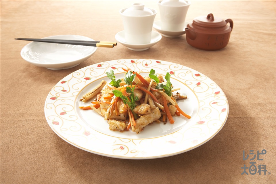 新鮮魚とごぼうの黒胡椒炒め(白身魚+にんじんを使ったレシピ)