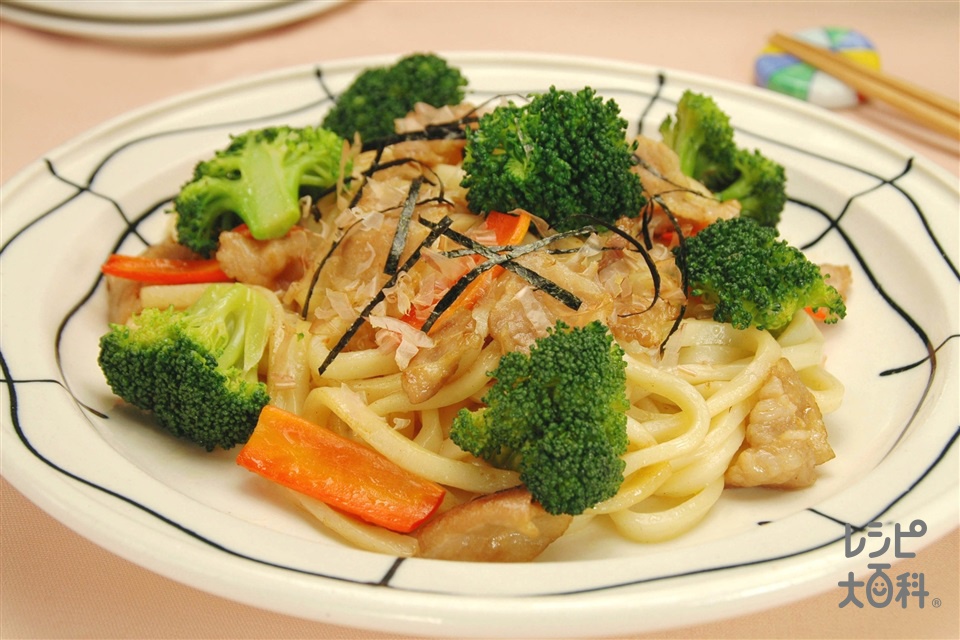 ブロッコリーと豚肉の焼きうどん(ゆでうどん+豚こま切れ肉を使ったレシピ)