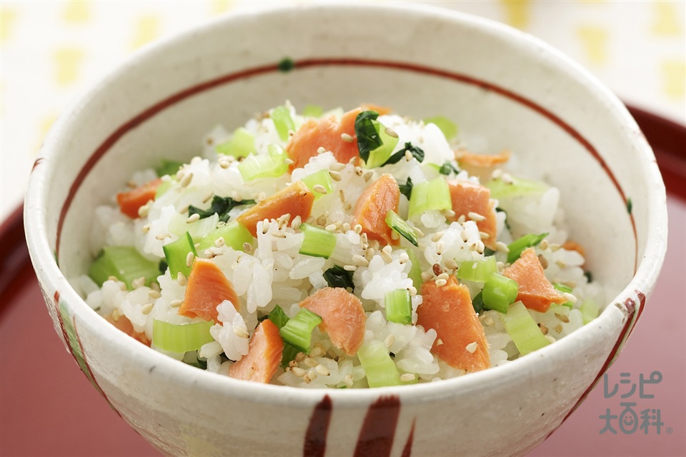 さけと小松菜の混ぜご飯(甘塩ざけ+温かいご飯を使ったレシピ)
