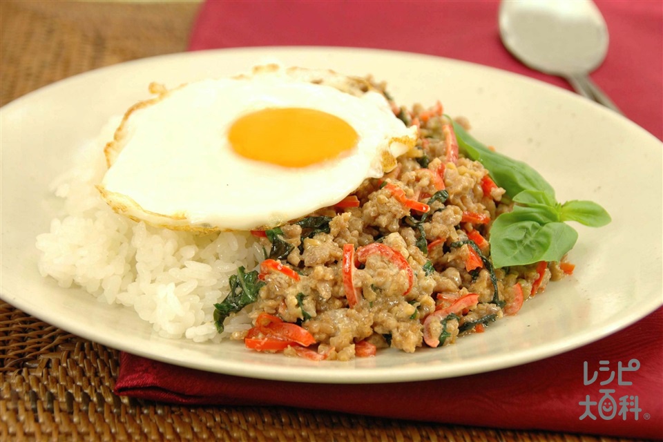 鶏肉のバジル炒めライス(温かいご飯+鶏ひき肉を使ったレシピ)