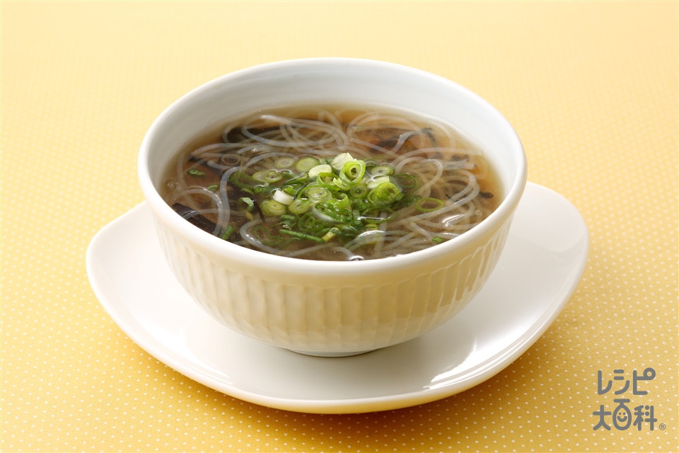 春雨とひじきの中華スープ(緑豆春雨+小ねぎの小口切りを使ったレシピ)