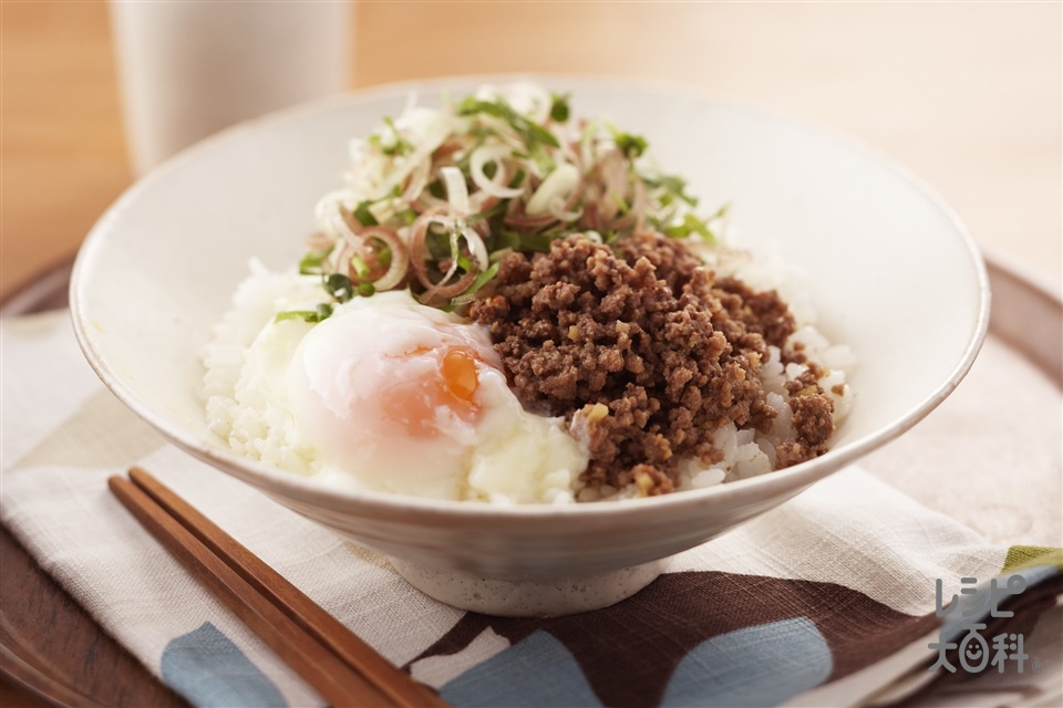 ピリ辛そぼろ丼(牛赤身ひき肉+ご飯を使ったレシピ)