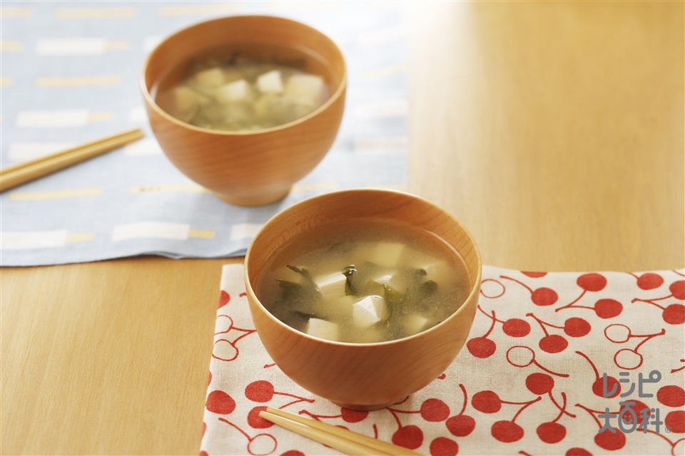 豆腐とわかめのみそ汁(木綿豆腐+塩蔵わかめを使ったレシピ)