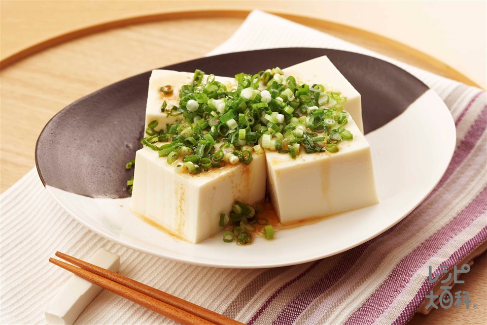 ねぎやっこごま油かけ(絹ごし豆腐+小ねぎの小口切りを使ったレシピ)
