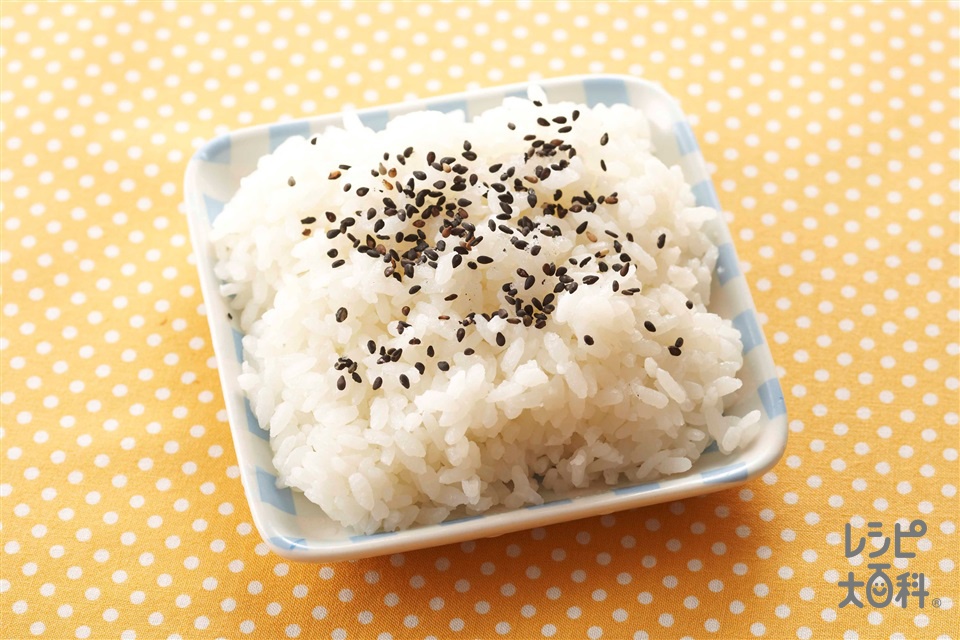 ごま塩ごはん(ご飯+いり黒ごまを使ったレシピ)