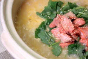 鍋の〆　三つ葉と鮭とごまの雑炊