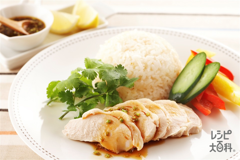 簡単シンガポールチキンライス（海南鶏飯）(しっとりゆで鶏+米を使ったレシピ)