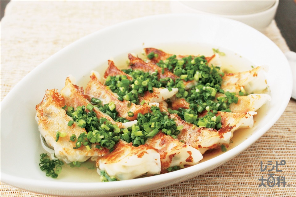 カリカリ餃子スープの献立 副菜 彩り温野菜のオイスターソースかけ 汁物 豆腐入り坦々スープ 献立 メニュー 味の素パーク たべる楽しさを もっと