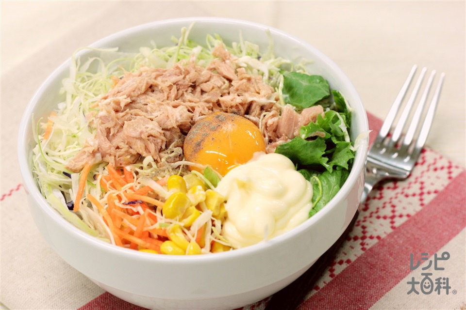 ツナ缶ユッケ丼～米の上の野菜の上のツナの上に卵～(温かいご飯+ツナ缶（小）を使ったレシピ)