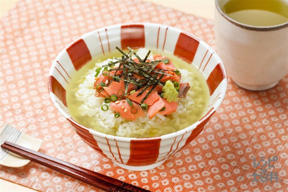 味つけは「こんぶだし」だけ　お手軽お茶漬け(ご飯+焼きさけを使ったレシピ)