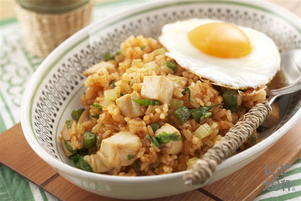 塩鶏のエスニック風焼き飯(ご飯+卵を使ったレシピ)