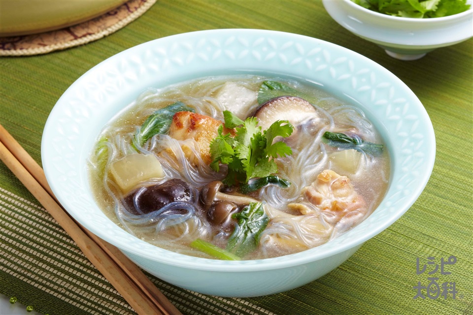 ナイス リメイク！チキンときのこのタイ風春雨スープ(春雨（乾）+香菜を使ったレシピ)