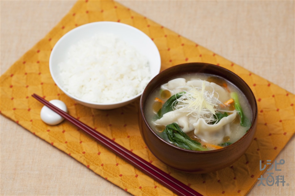 彩り野菜と水餃子の絶品汁(チンゲン菜+にんじんを使ったレシピ)