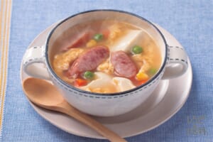 豆腐とソーセージのコンソメスープ