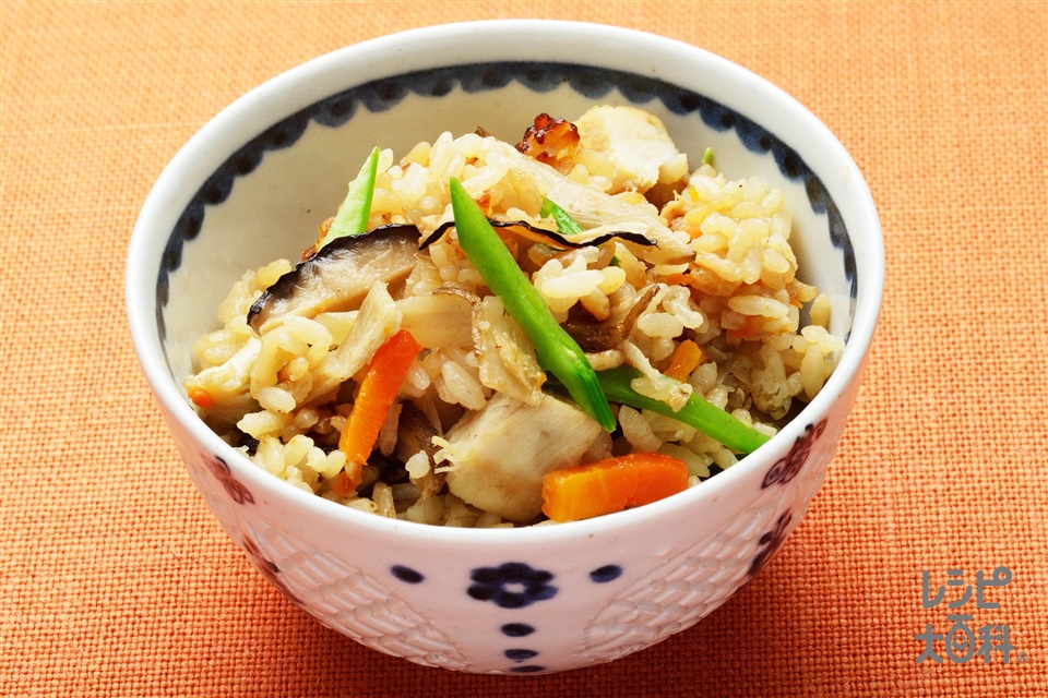 鶏むね肉でつくる五目炊き込みご飯(米+鶏むね肉を使ったレシピ)