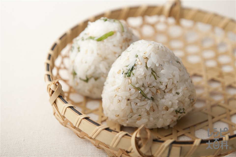 青じそとしらすのおにぎりの献立 主菜 豚肉とごぼう きのこの鍋 副菜 青のりれんこん 献立 メニュー 味の素パーク たべる楽しさを もっと