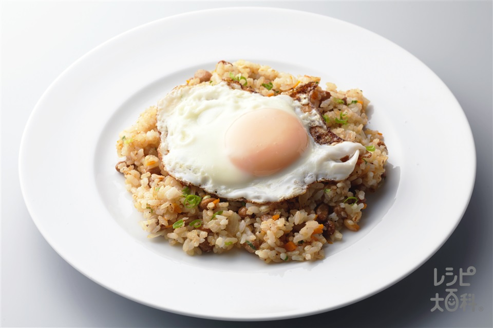 納豆チャーハン目玉焼きのせ(ご飯+卵を使ったレシピ)