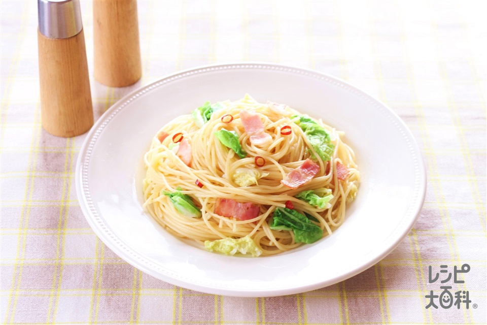 白菜とベーコンのペペロンチーノ(スパゲッティ+白菜の葉を使ったレシピ)