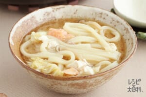 鮭ときのこの濃厚味噌鍋シメうどん