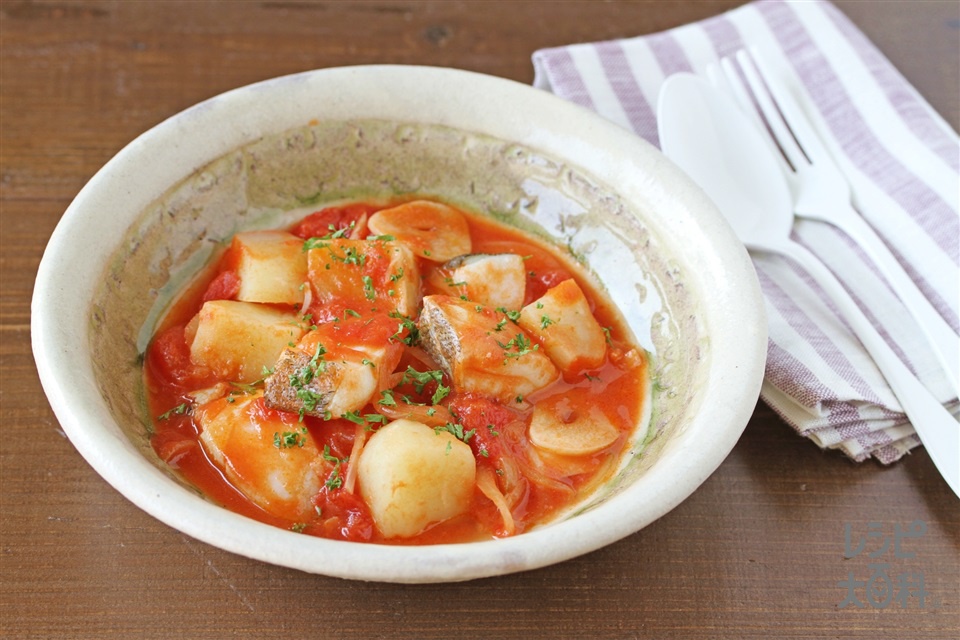 たらとじゃがいものトマト煮込みの献立 主食 コーンマヨトースト 副菜 りんごとレタスとカマンベールチーズのサラダ 献立 メニュー 味の素パーク たべる楽しさを もっと