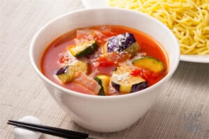 なすとズッキーニのトマトつけ麺