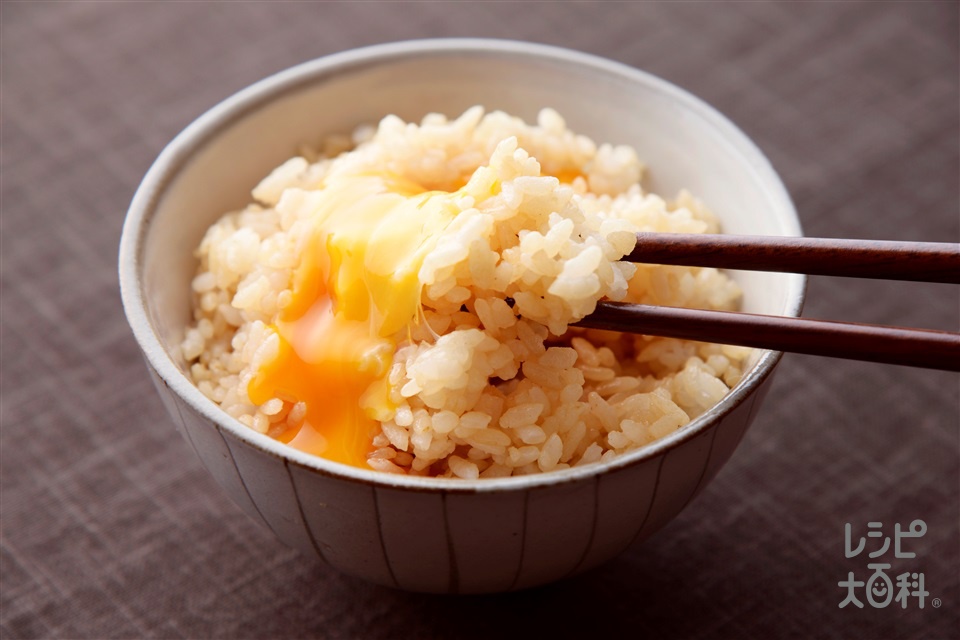 オイスター醤油風味の卵かけご飯(ご飯+卵を使ったレシピ)
