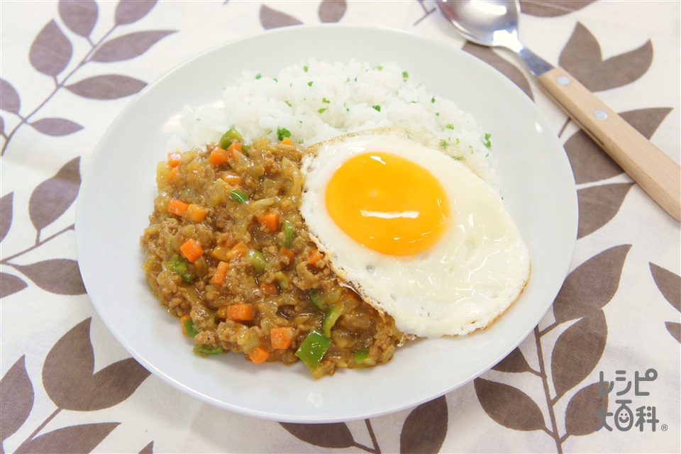 ドライカレー温玉のせ(合いびき肉+ご飯を使ったレシピ)