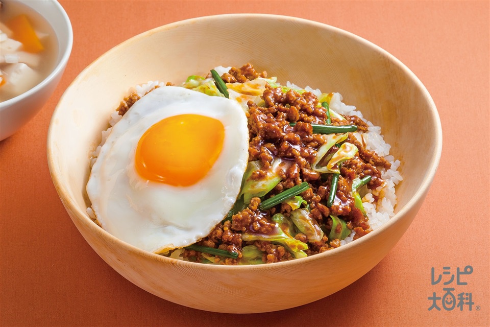 肉みそキャベツロコモコ丼(キャベツ+ご飯を使ったレシピ)