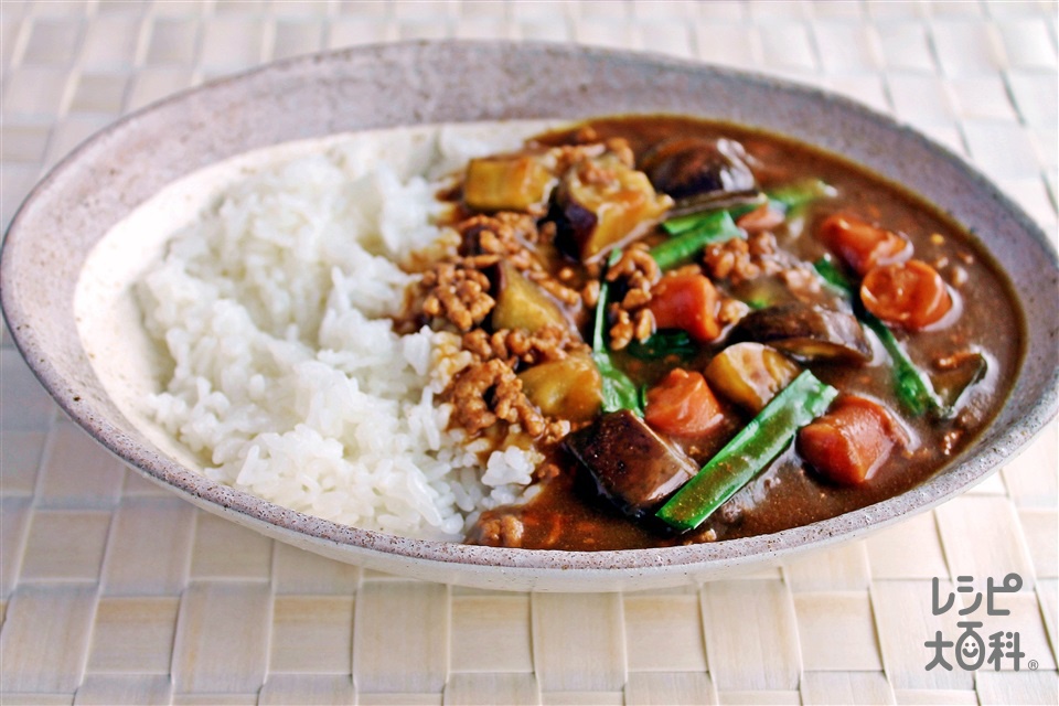 ひき肉とソーセージの炒めカレー(なす+ご飯を使ったレシピ)